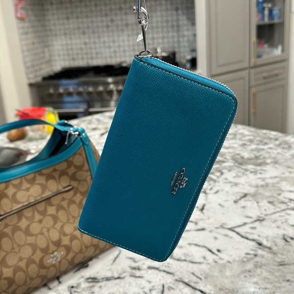 Coach - Picture 13 of 13